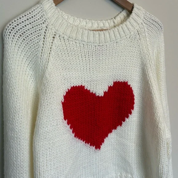 Le Lis White Knit Sweater with Red Heart – Women’s Size Large - Picture 2 of 9